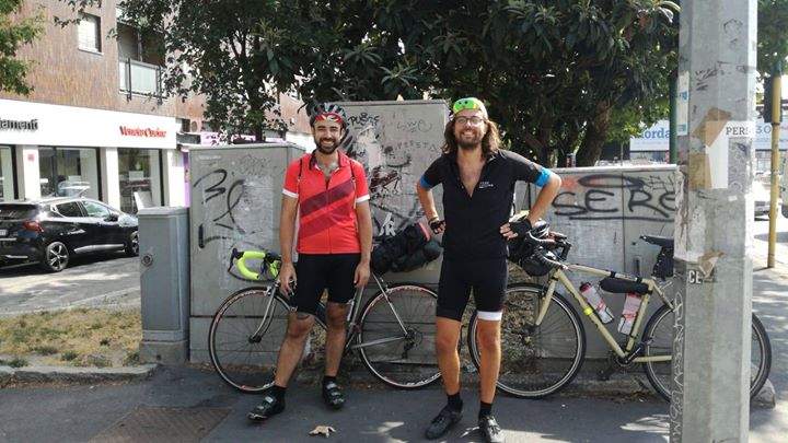 Da Milano due amici sono partiti in bicicletta per …